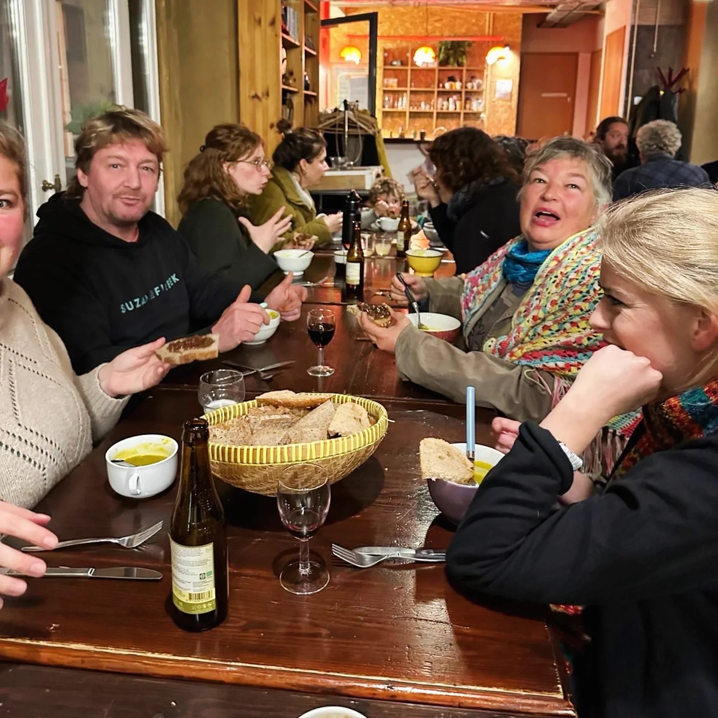 foto van mensen die samen aan tafel zitten in eetcafe de juin. 